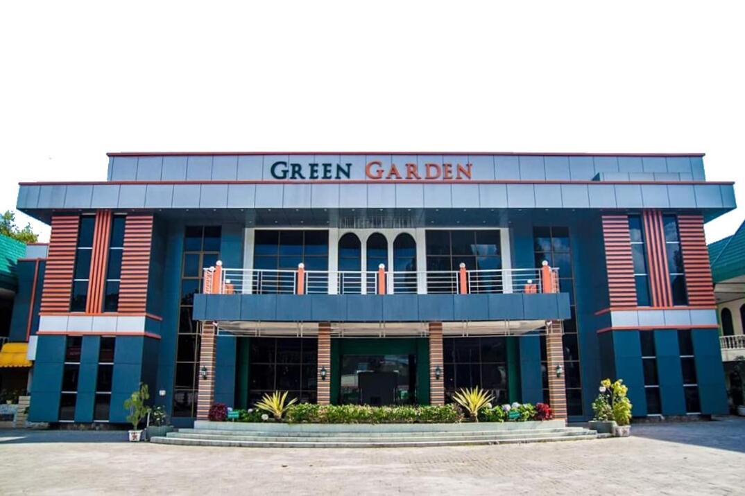 Green Garden Hotel Berastagi Esterno foto