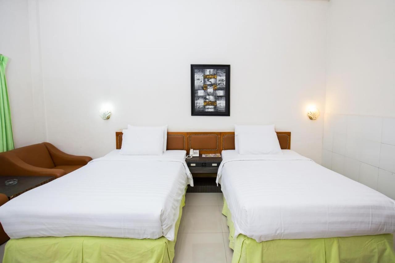 Green Garden Hotel Berastagi Esterno foto